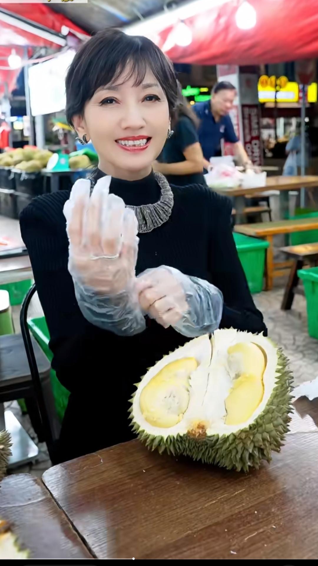 赵雅芝，除了眼角有点皱纹，其他的都太完美了。