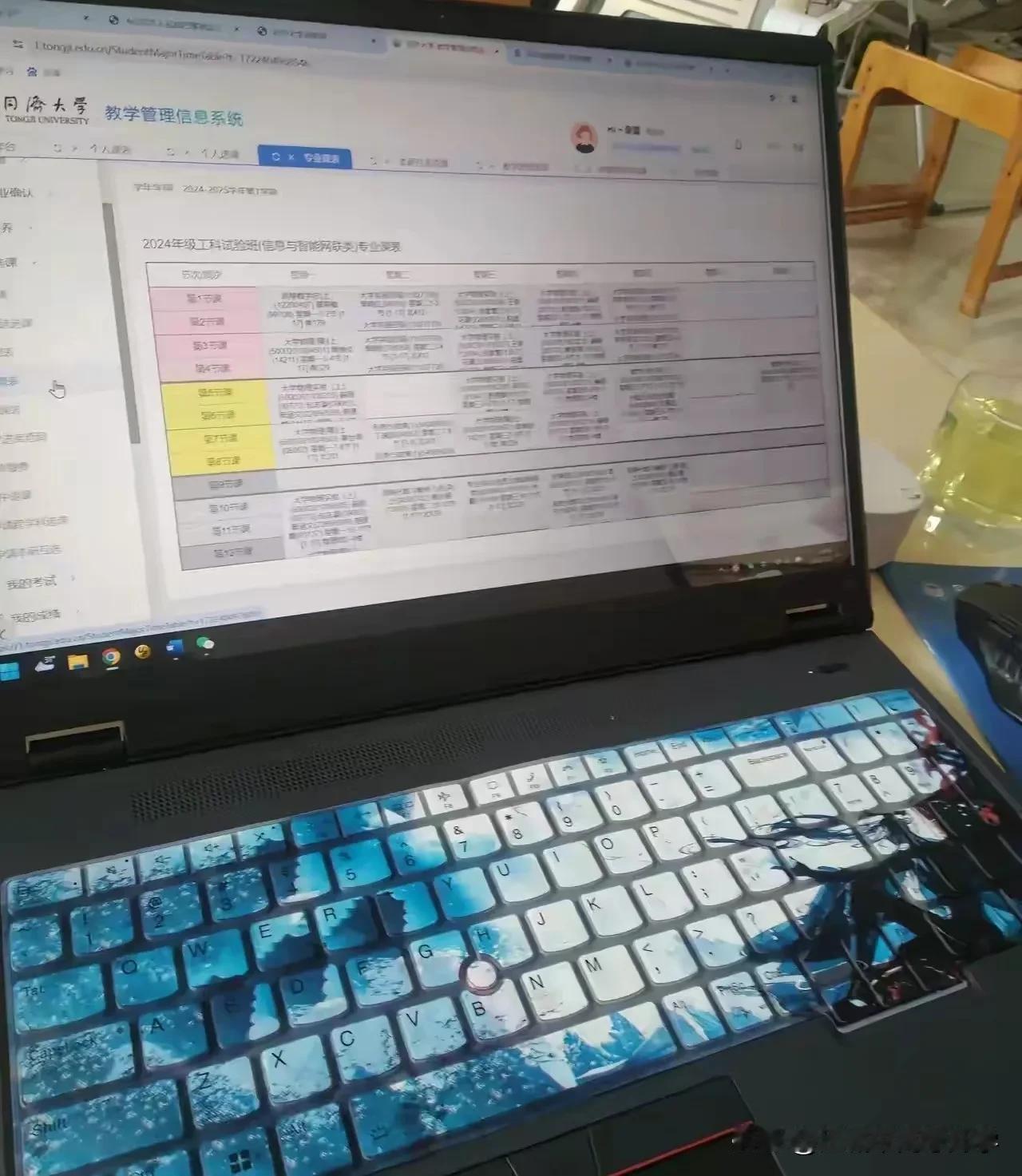 还在放暑假，同济大学新大一课表都出来了，
顶尖大学真是抓得紧，
难怪说大一就是高