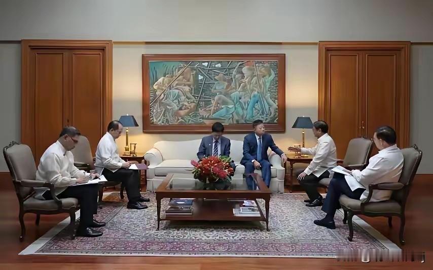 近日，菲律宾总统分别接见了中国驻菲大使井泉和美国国务卿鲁比奥！从现场照片看，总觉
