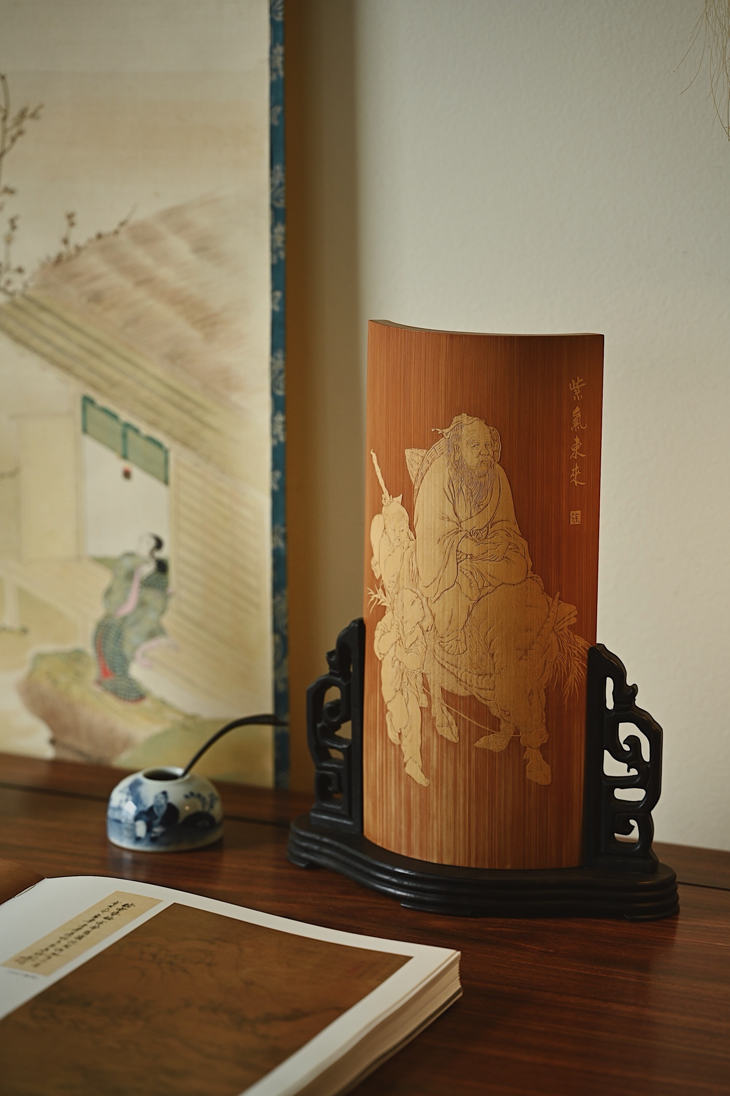 留青竹雕 | 紫气东来 插屏竹色深沉温润，铁划银钩刀刀见功，以老子出关的典故为题