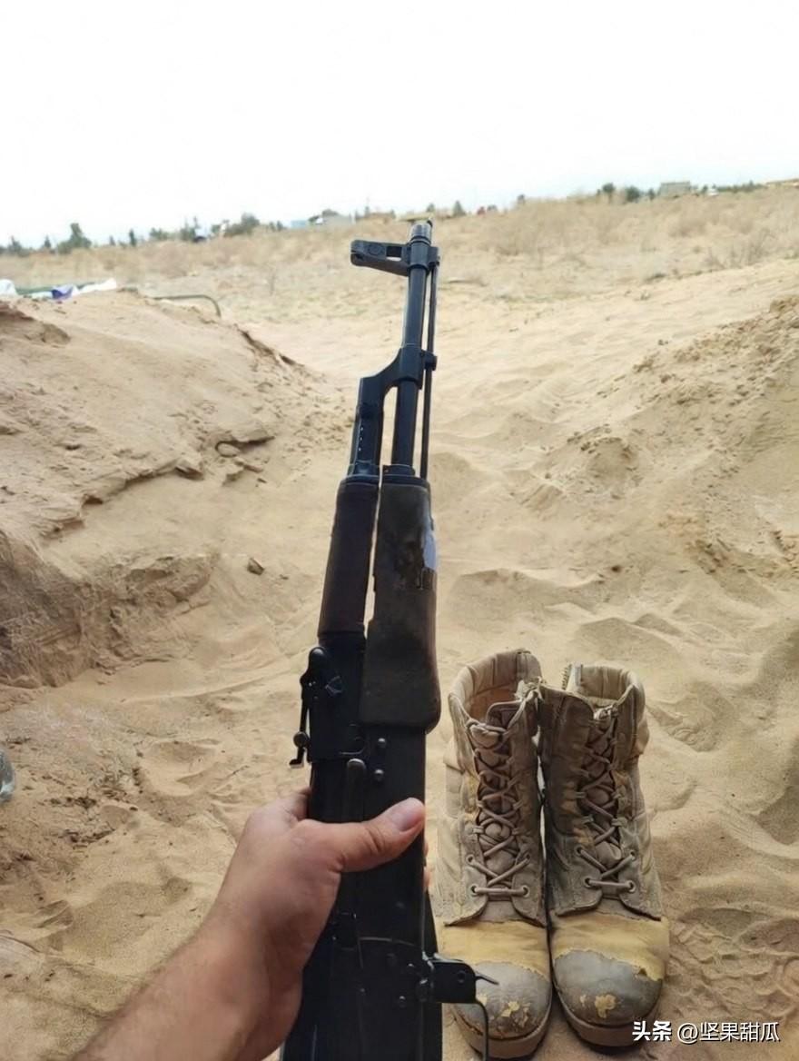伊朗军队枕戈待旦。伊朗媒体发布一组图片， 一张伊朗士兵在哈尔克岛等待美军的照片，