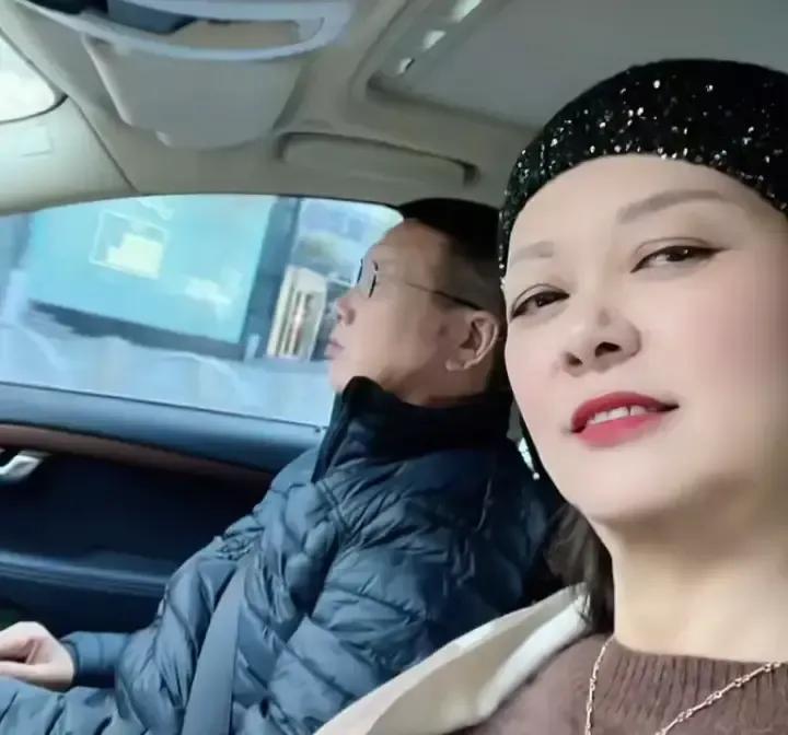 潘夫人发视频说自己终于被人宠，镜头里笑得像刚放学的小姑娘。
我刷到那一刻脑子里蹦