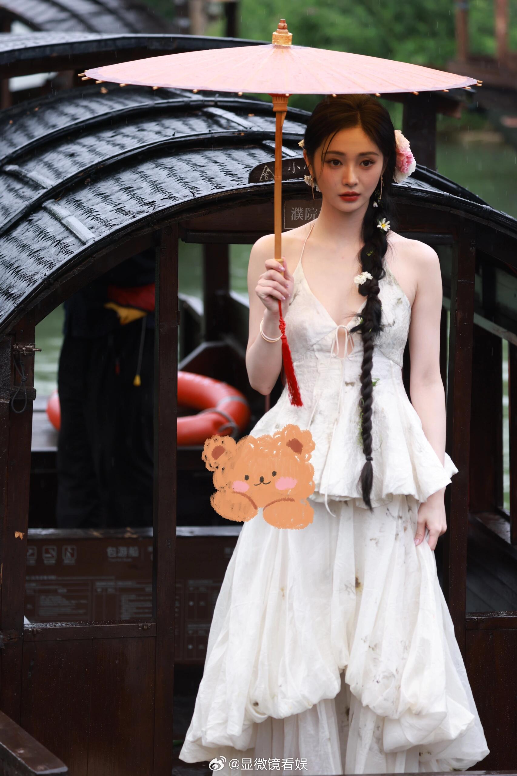 周洁琼江南美人具像化了 周洁琼芭莎艺术年度美学盛典 活动美成这样了！！繁花点缀细