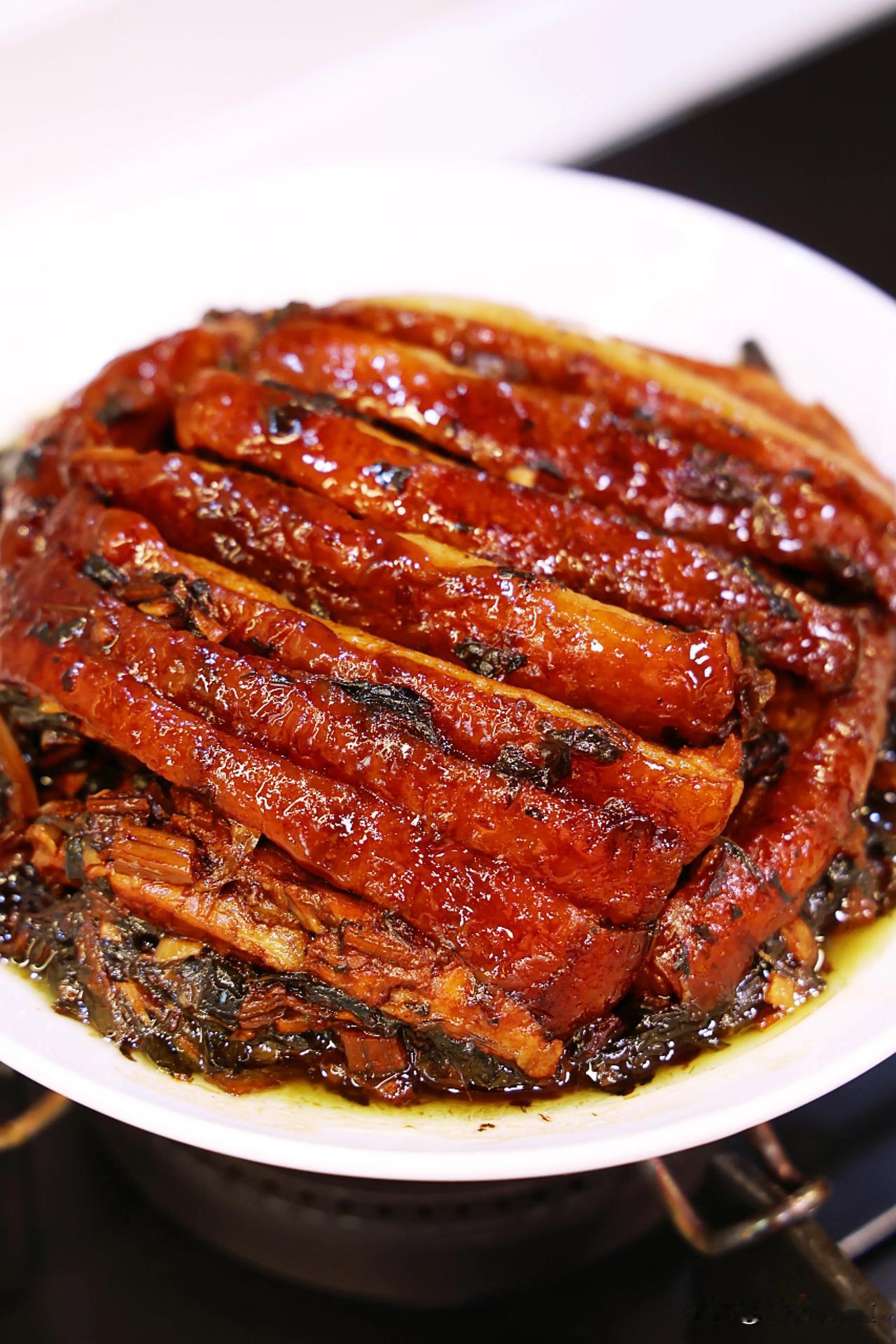 孩子说想吃梅菜扣肉呀，他说：那可是一道美味至极的佳肴呢！今天又是个雨天，闲着也是