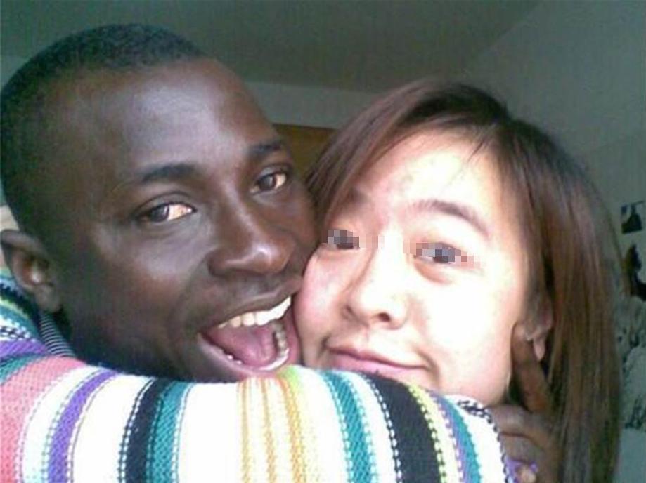 一武汉女大学生谈了个黑人男友，没想到这件事情被老师知道后，当即追问是否跟黑人留学
