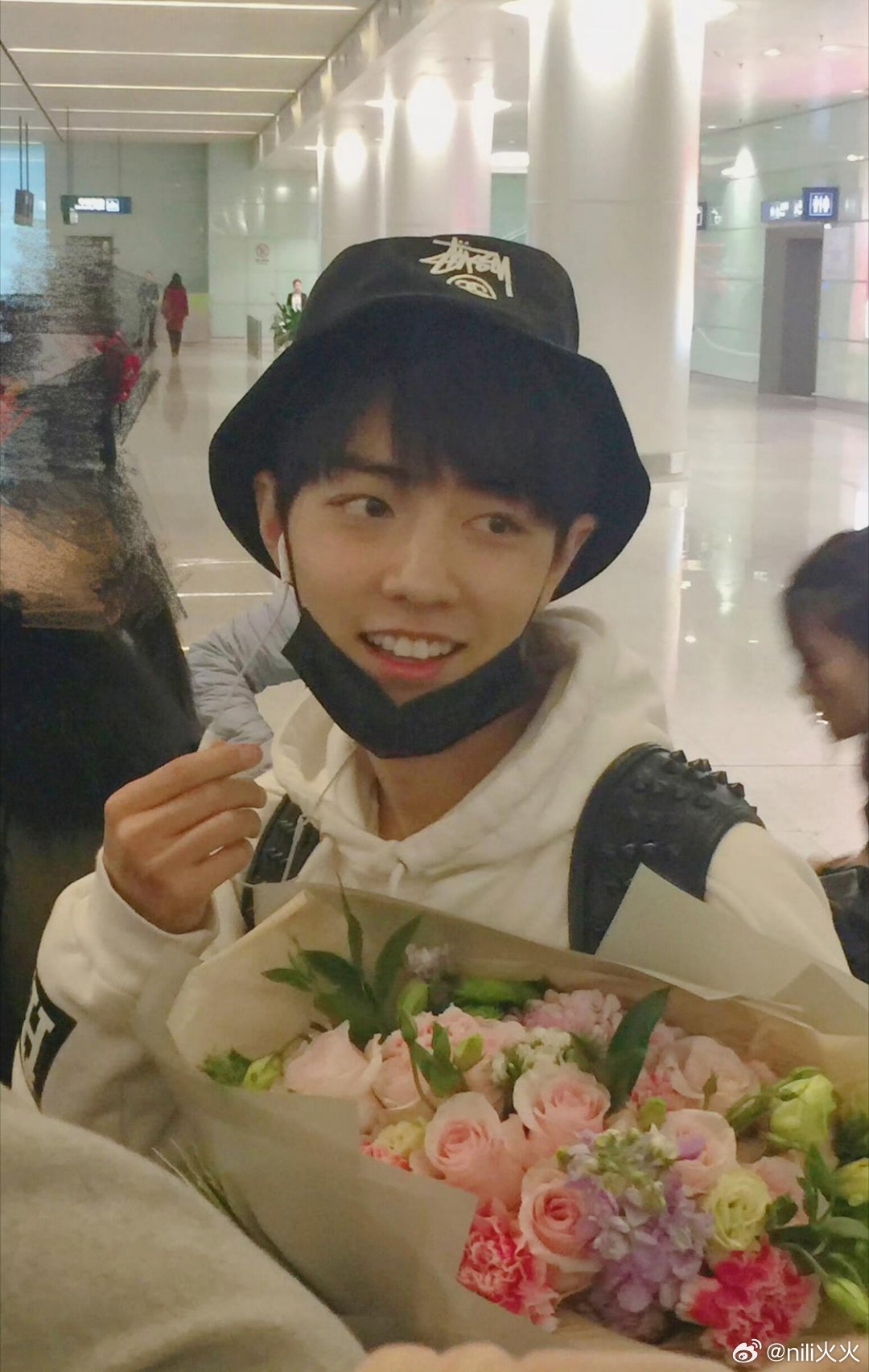 这一组兔兔抱着花超级可爱！🐰💐 