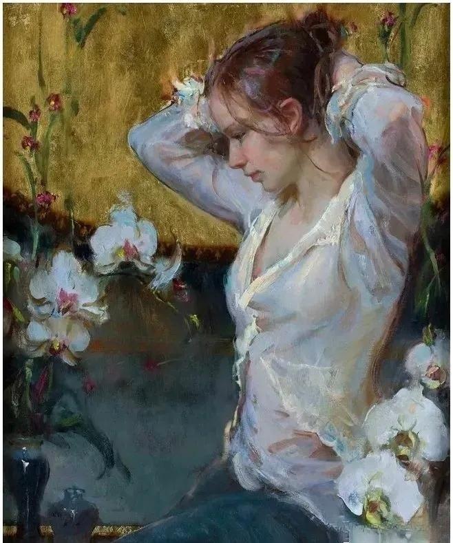 优雅少女与花丛的静谧时光