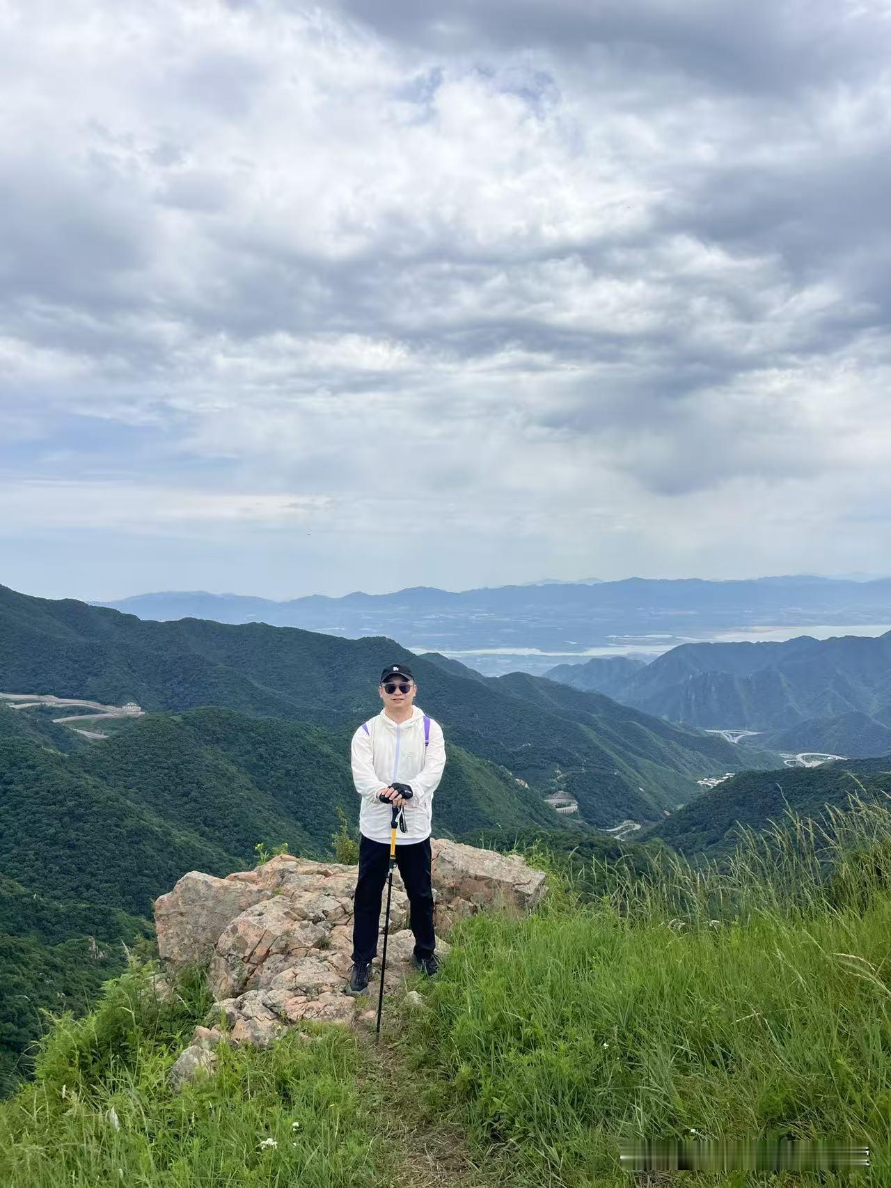 网友凌晨四点守候日出云海被震撼徒步15公里，成功打卡北京第二高峰-海坨山，看日出