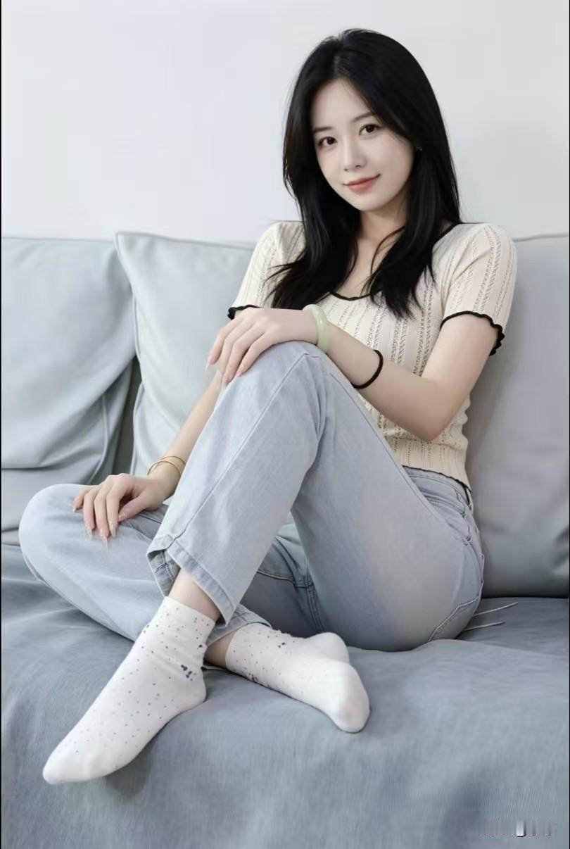 牛仔裤如何搭配才时髦?普通人牛仔裤时髦公式收好👇
浅水洗蓝牛仔裤+米白镂空短袖