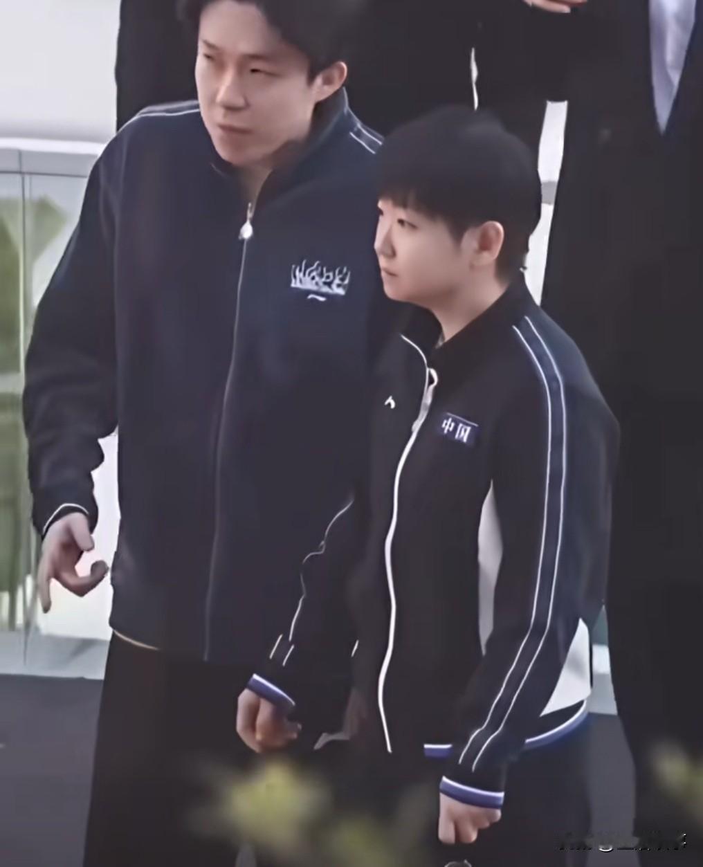 香港总决赛，韩国队赢了“莎头”

孙颖莎因伤退赛，输了比赛
孙颖莎王楚钦混双
0