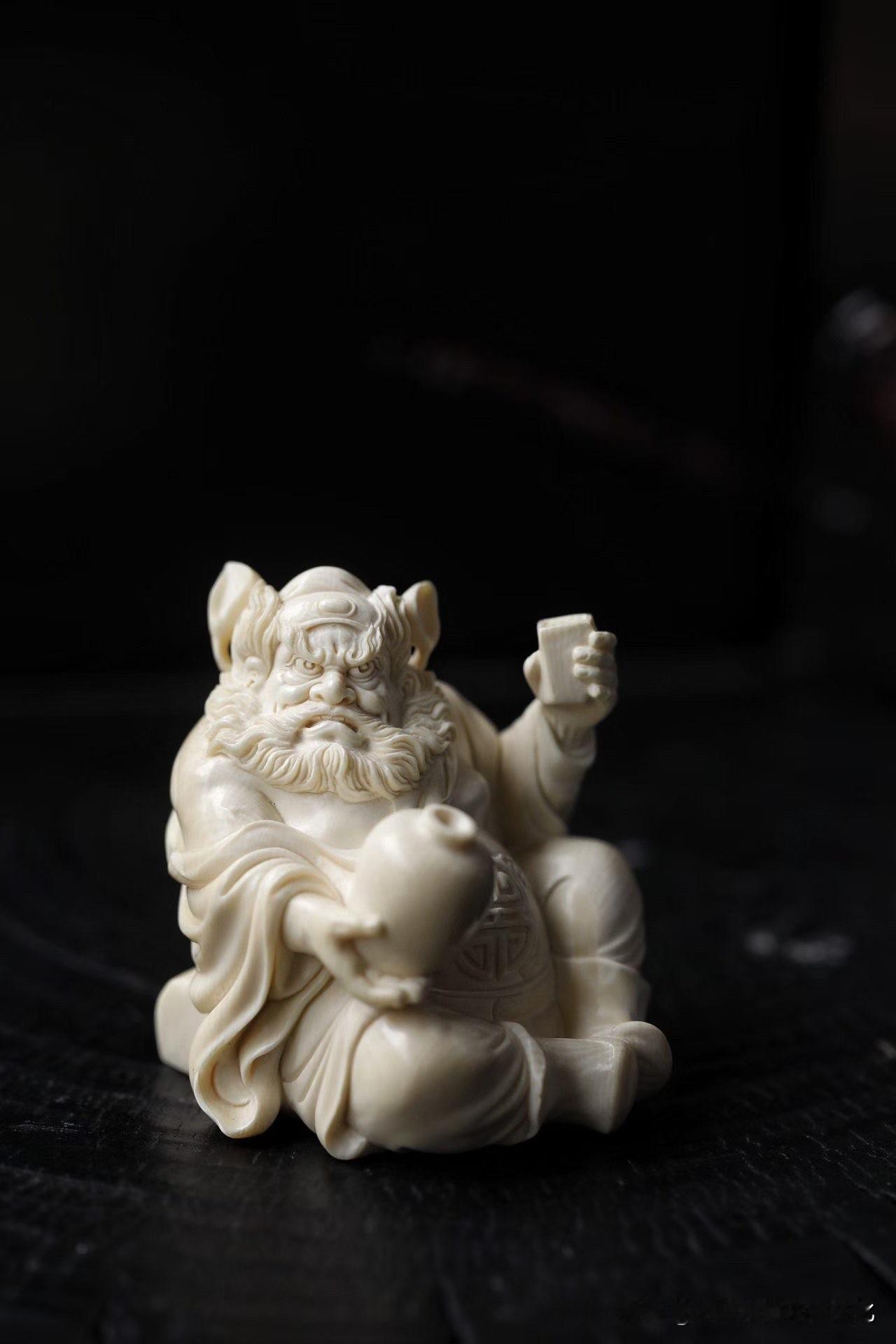 一器藏风骨，钟馗醉人间
猛犸冻料凝脂温润，精工雕琢钟馗醉酒雅像。

衣袂飘然舒展
