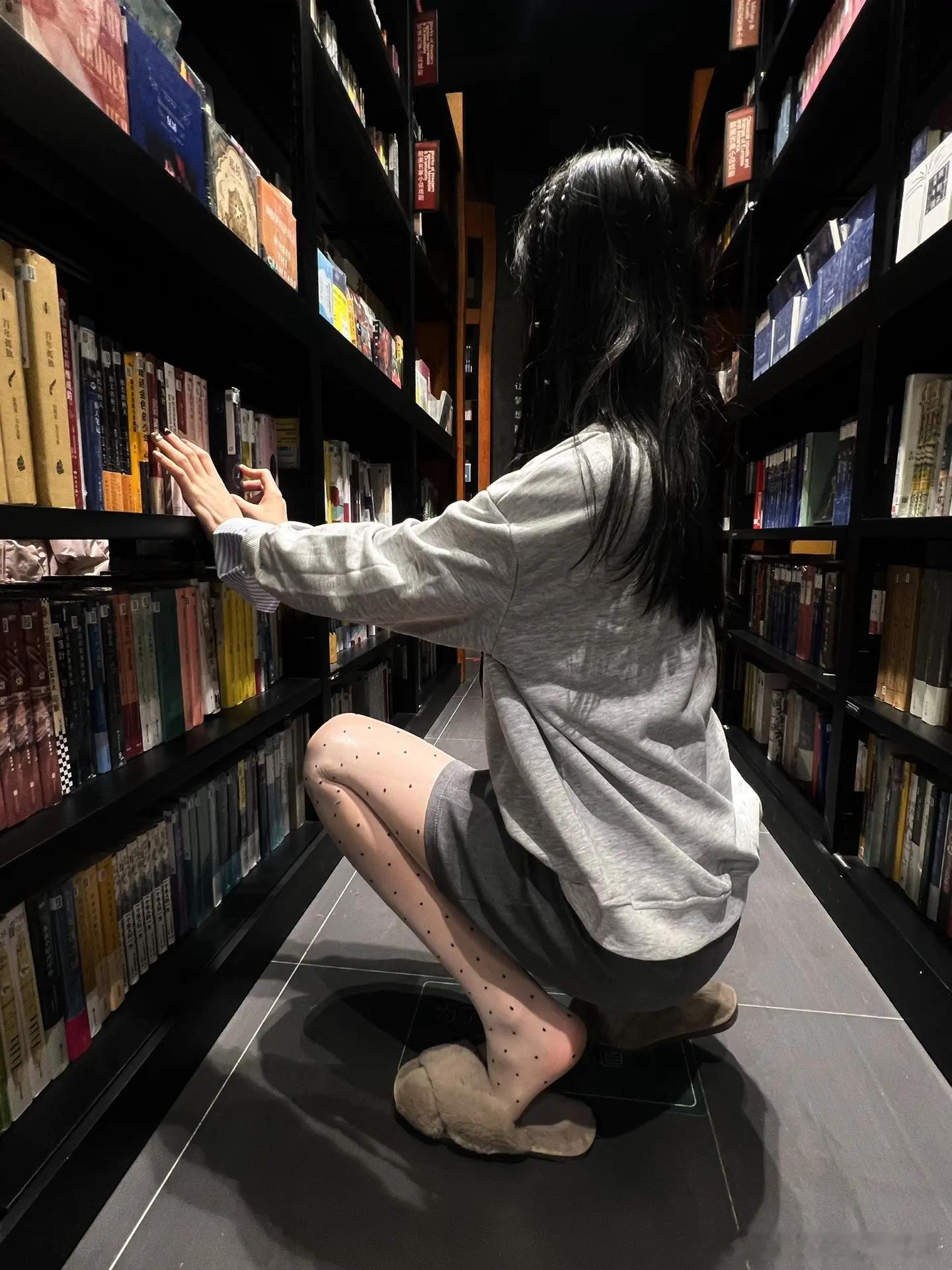 图书馆里的丝袜少女～ 