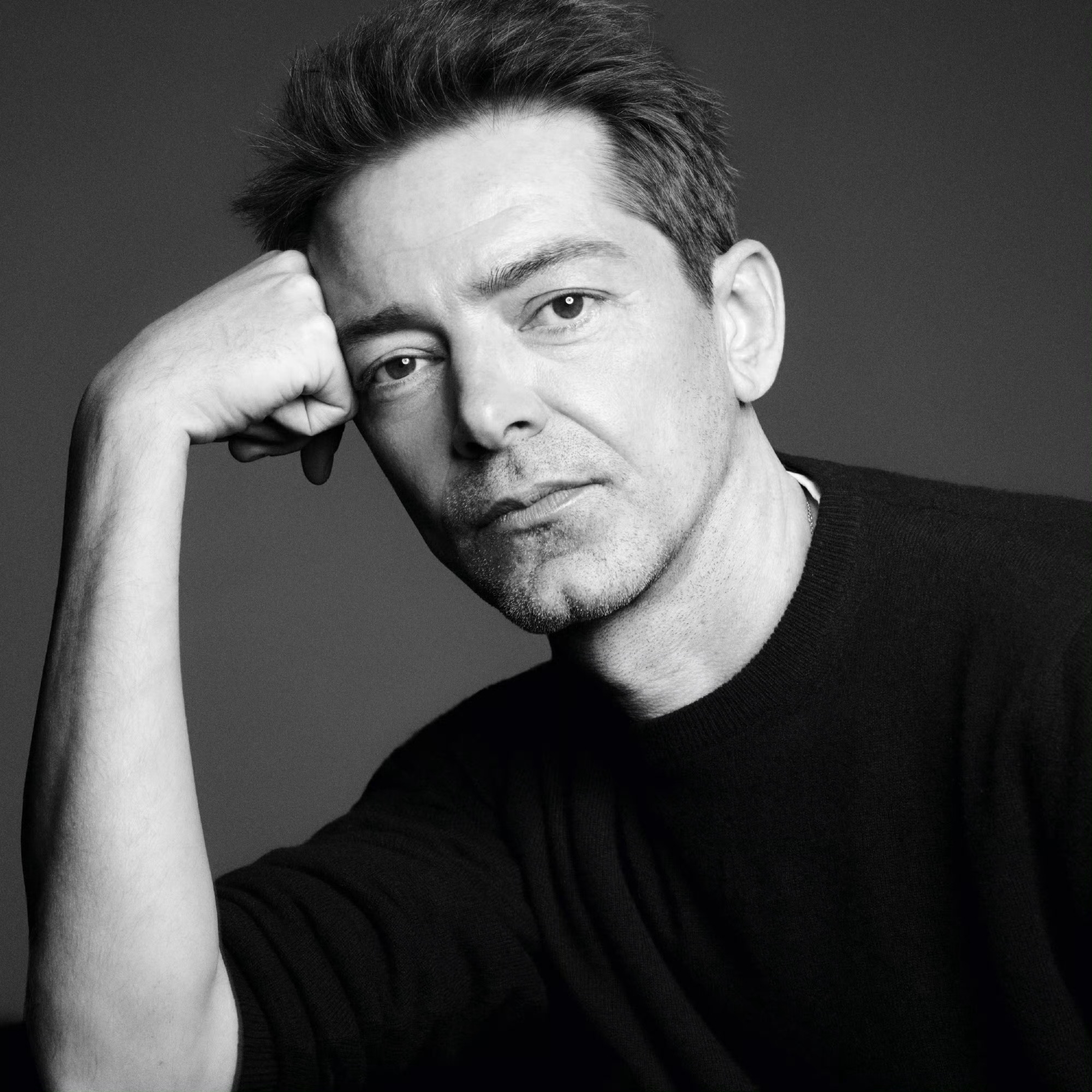 时尚要闻 Pieter Mulier 入主 Versace。他将于2026年7月