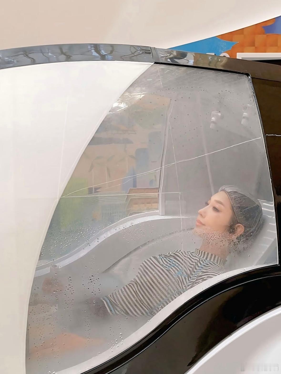 日本自动洗澡机上市27万元一台用户躺进去，合上舱盖后，便可在音乐声中像洗衣机里的