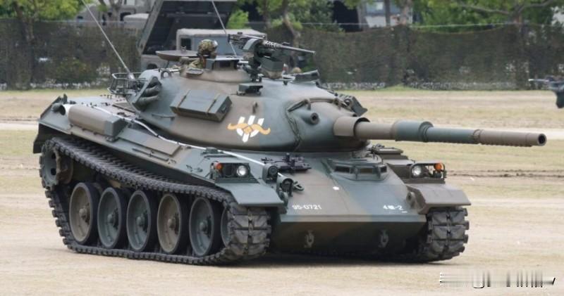 日本的74式坦克如今已经逐渐被大家淡忘了。

具体的说，这种坦克是日本三菱公司在