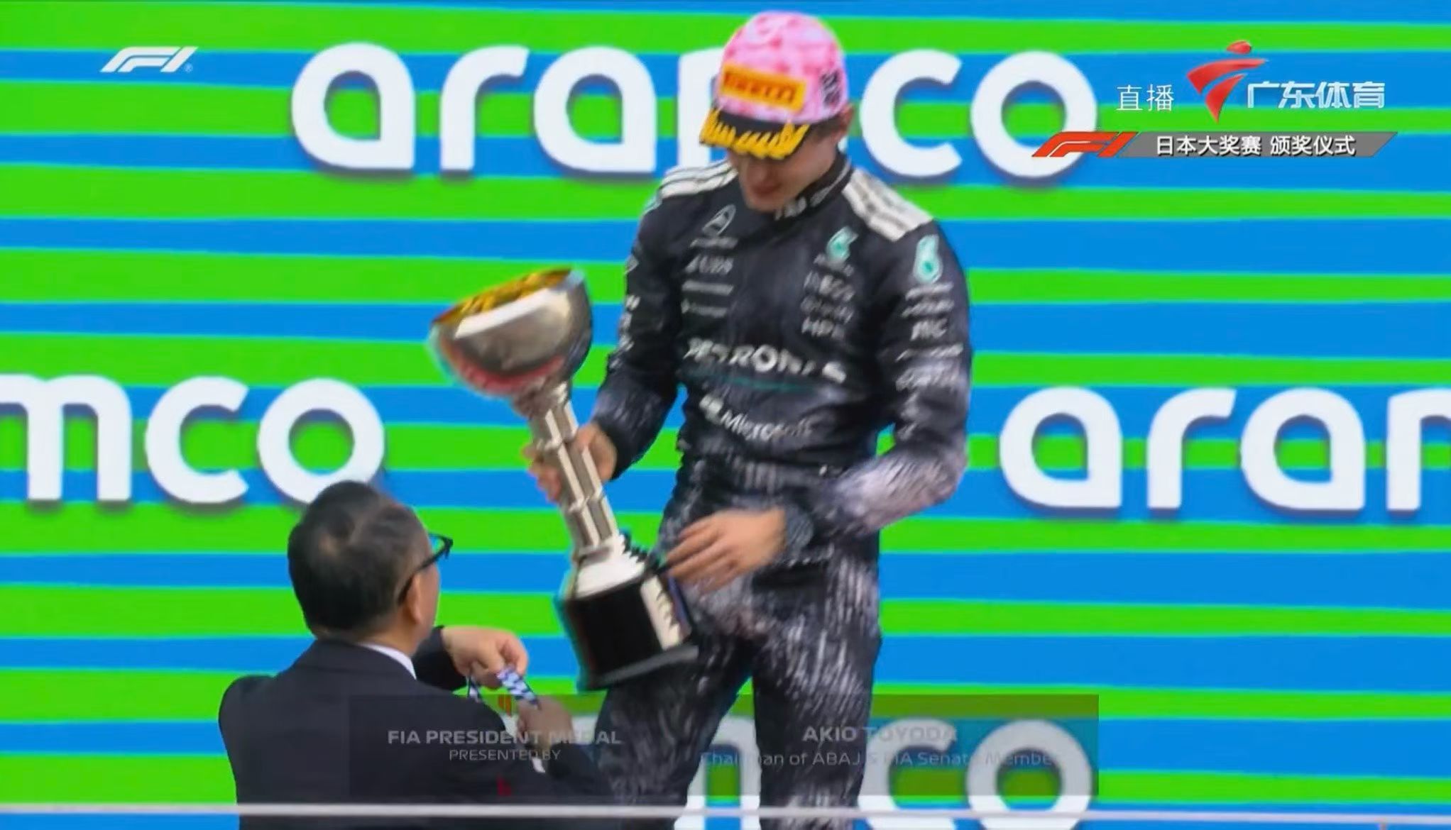 安东内利夺得F1日本站冠军小Kimi进入状态了丰田章男给Kimi颁奖魔鬼铃鹿赛道