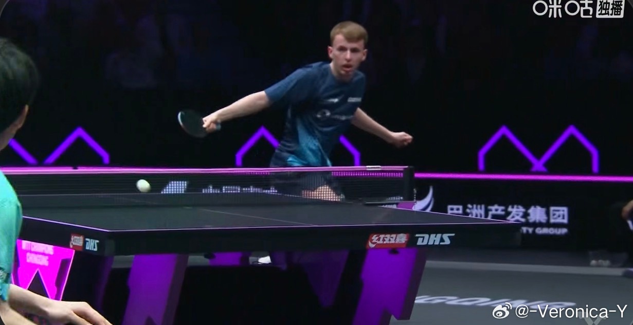 温瑞博1-0科顿温瑞博上来就打了科顿6-0科顿这是吃多小面迷糊了吗