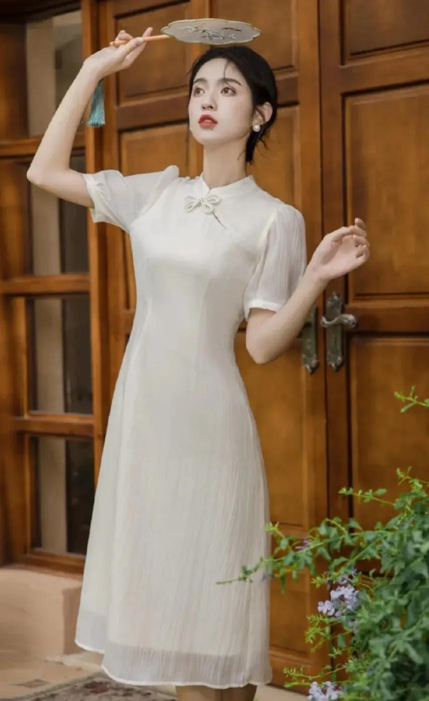 一袭改良旗袍连衣裙
邂逅夏天最美风景
婀娜多姿，佳人有约
或抬头，或静坐，或低头