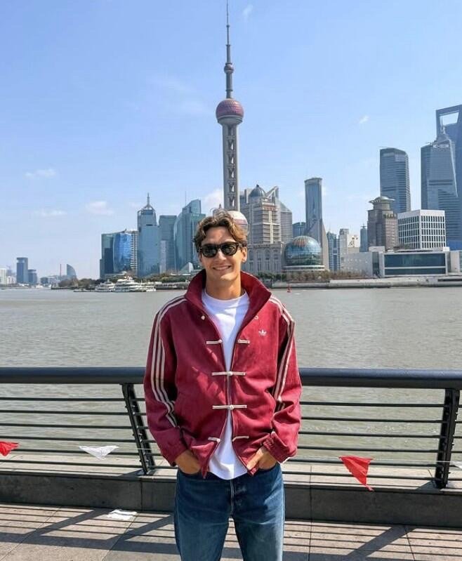 拉塞尔穿新中式亮相外滩拉塞尔已抵达上海晒照，状态火热。澳大利亚站他全程强势，以绝