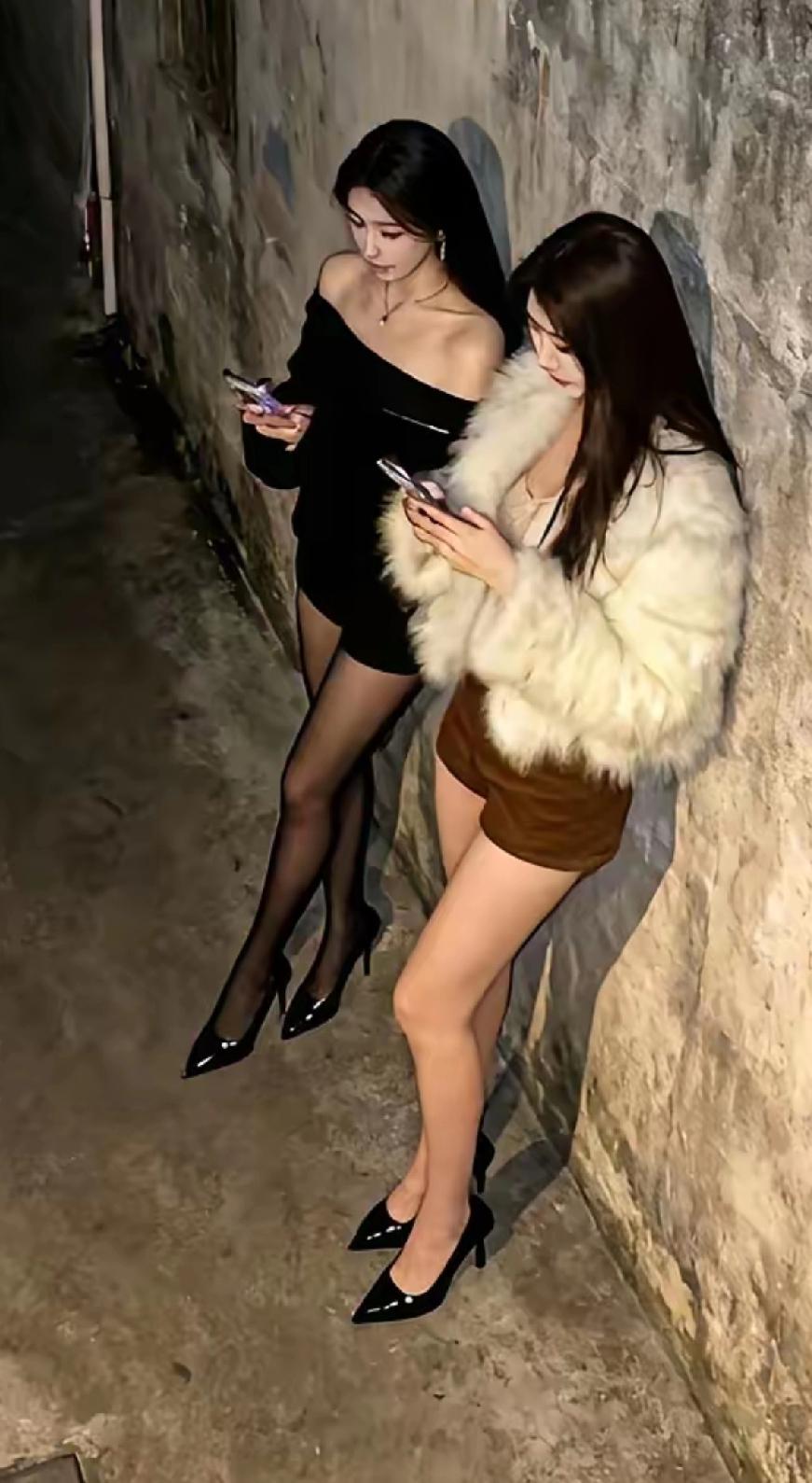 都市夜色，
时尚姐妹，
手机相伴，
耐寒耐冻。