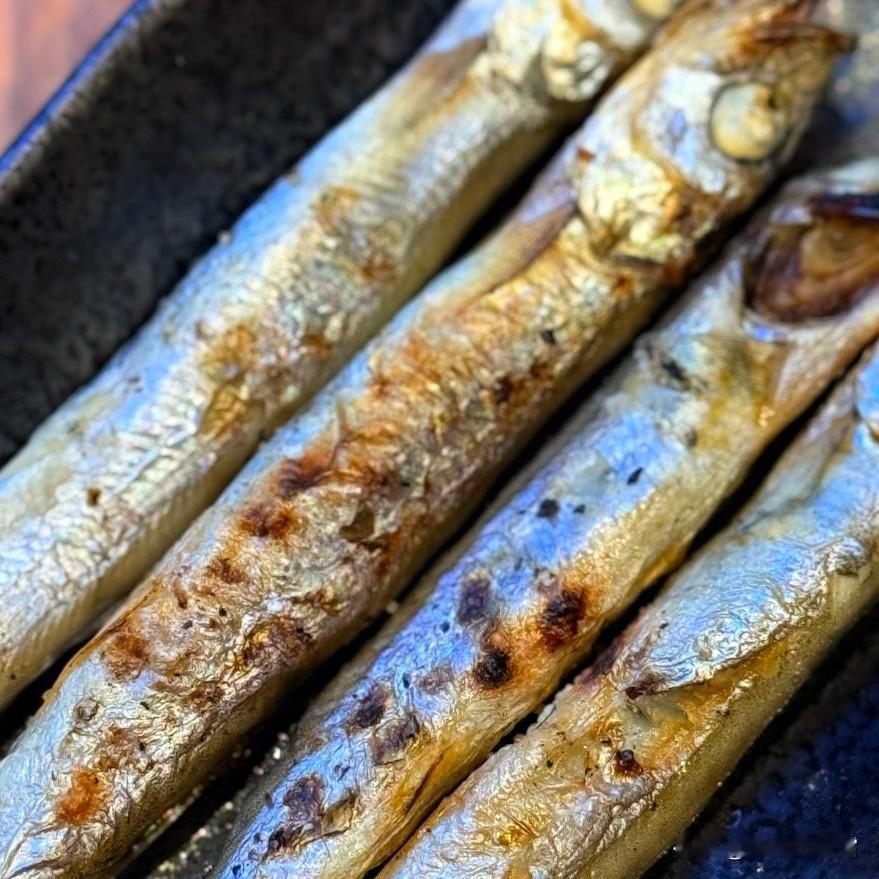 今日家常简餐：烤得焦香的小鱼、炖得软烂的肉，再配上一杯清甜的饮品，简单的食物里全