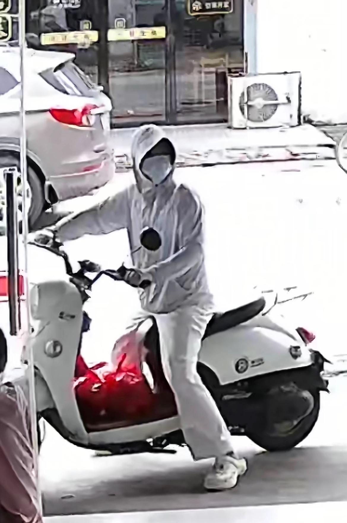 【玉林一门店被穿防晒衣带口罩女子骗奶粉】

近日，网友爆料称：玉林的一门店被一名