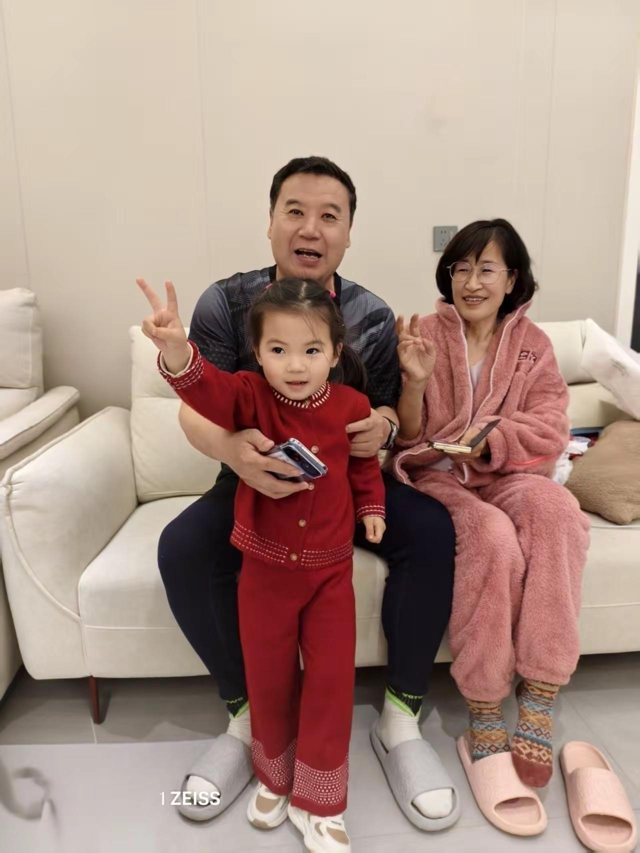 可爱宝穿啥都好看。
