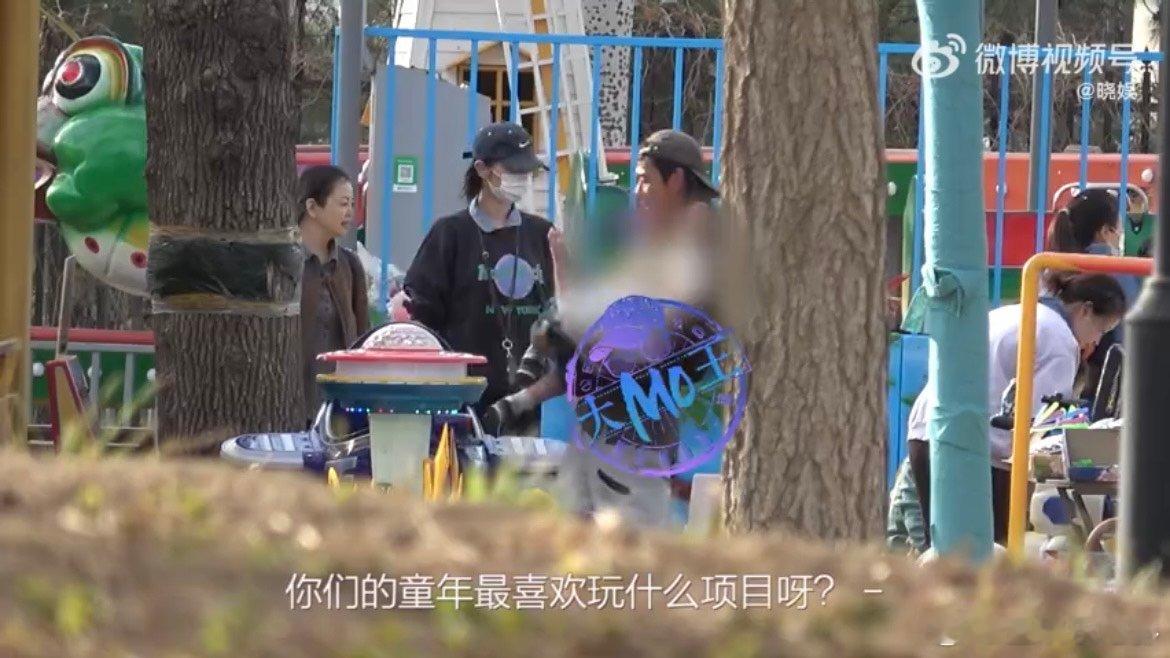 白百何和老公公园遛娃白百何与老公公园遛娃 白百何与老公公园遛娃 ​​​