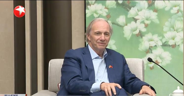 4月8日，美国桥水投资公司创始人瑞·达利欧一行，在上海。

陪同人员中的男士，是