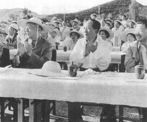 1964年6月15日，毛泽东等党和国家领导人，在北京郊区观看济南部队、北京部队的