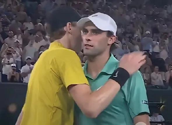 头号种子辛纳3-1击败斯皮泽里，豪取澳网17连胜！

上一轮差点输给吴易昺的斯皮