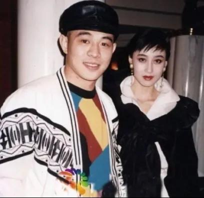 李连杰住院，利智成了被聊的话题。因为，大家都在关心病床前照顾李连杰的那个人是谁。