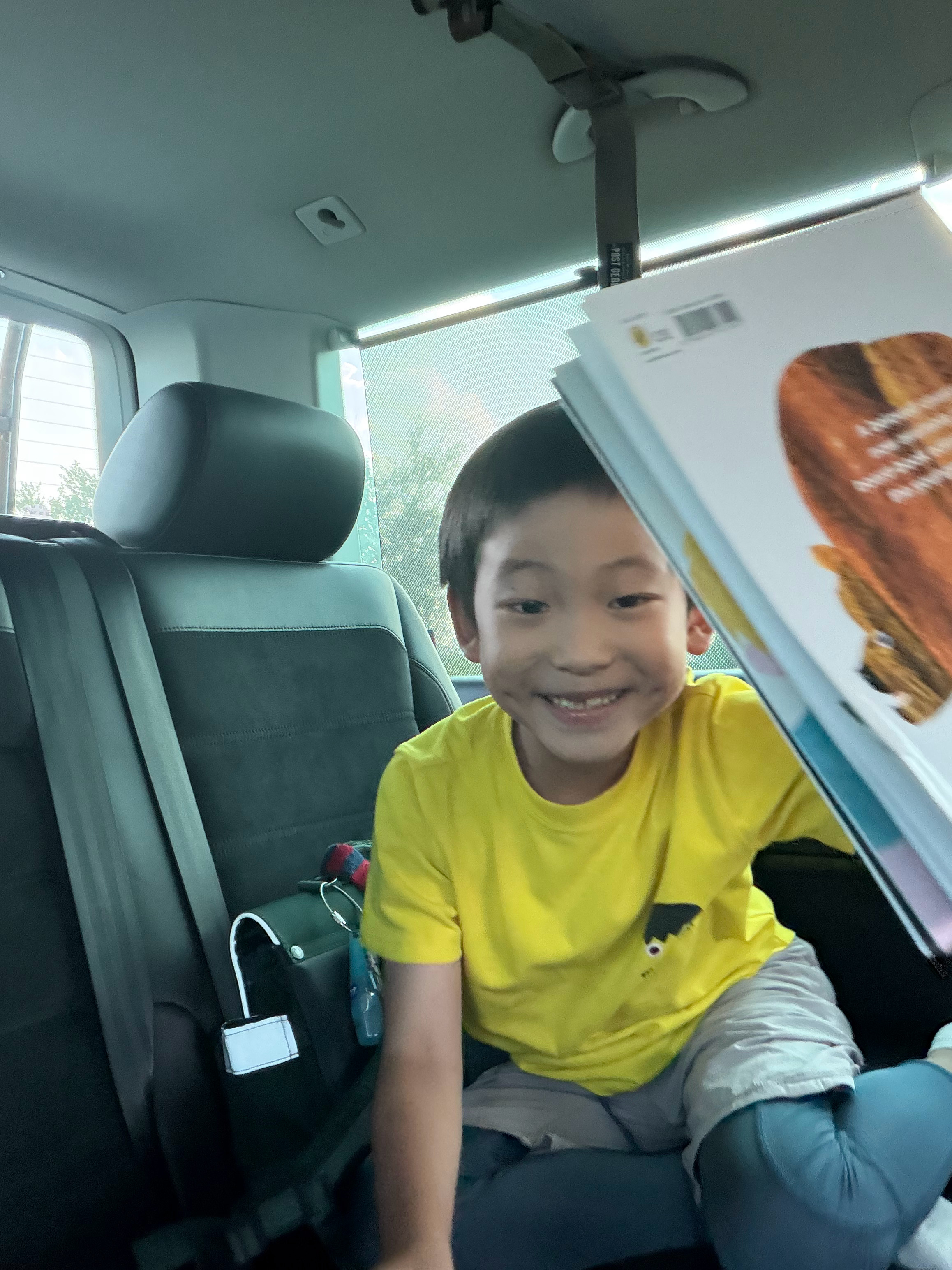 接到小学生了，今天的课后练习只有英文老师布置的，是睡前阅读这本书路上他跟爸爸说，