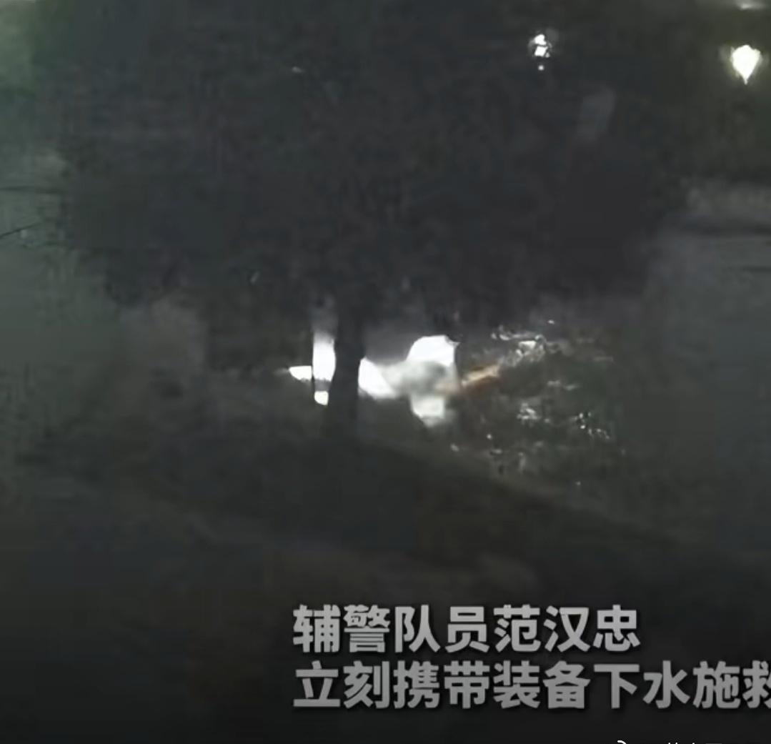 纵身一跃浙江英雄勇救落水女子湖水刺骨，热血滚烫。为民警的果敢点赞！挽救的不仅是一