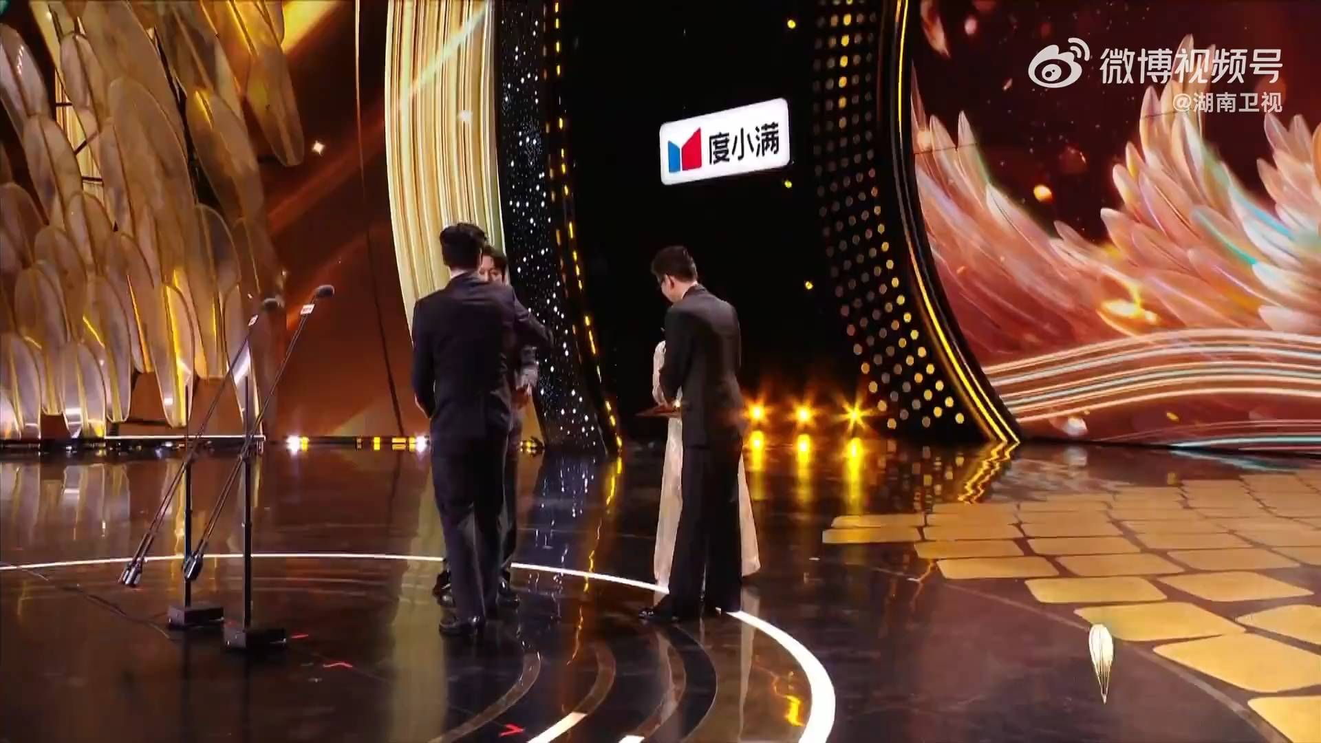 终于等到🏆朱亚文拿下金鹰奖最佳男配角！这是他出道以来第一个主流电视剧大奖。之前白玉兰就特别期待他能够