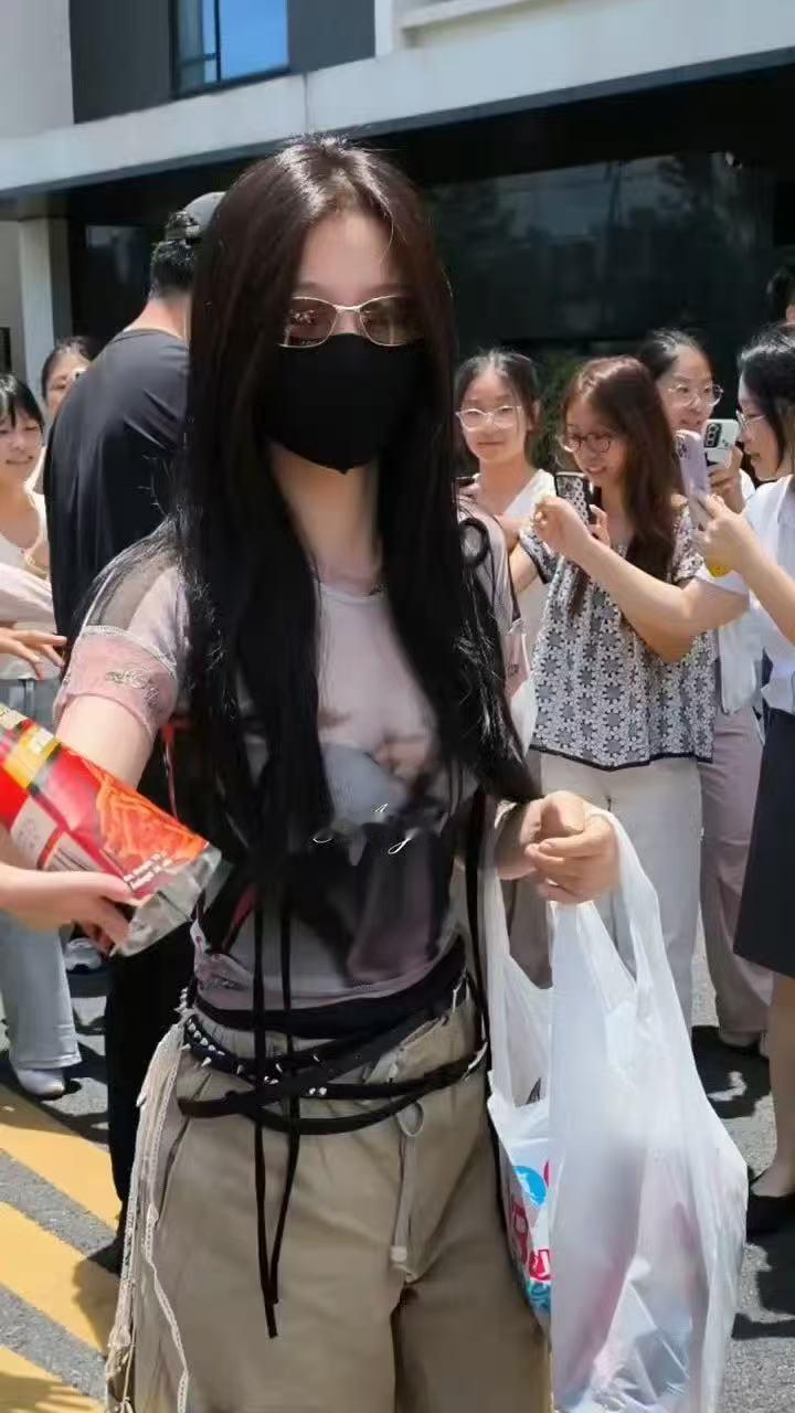 虞书欣虞书欣请吃零食的漂亮姐姐虞书欣给粉丝分零食 虞书欣上班给粉丝分零食～请吃零