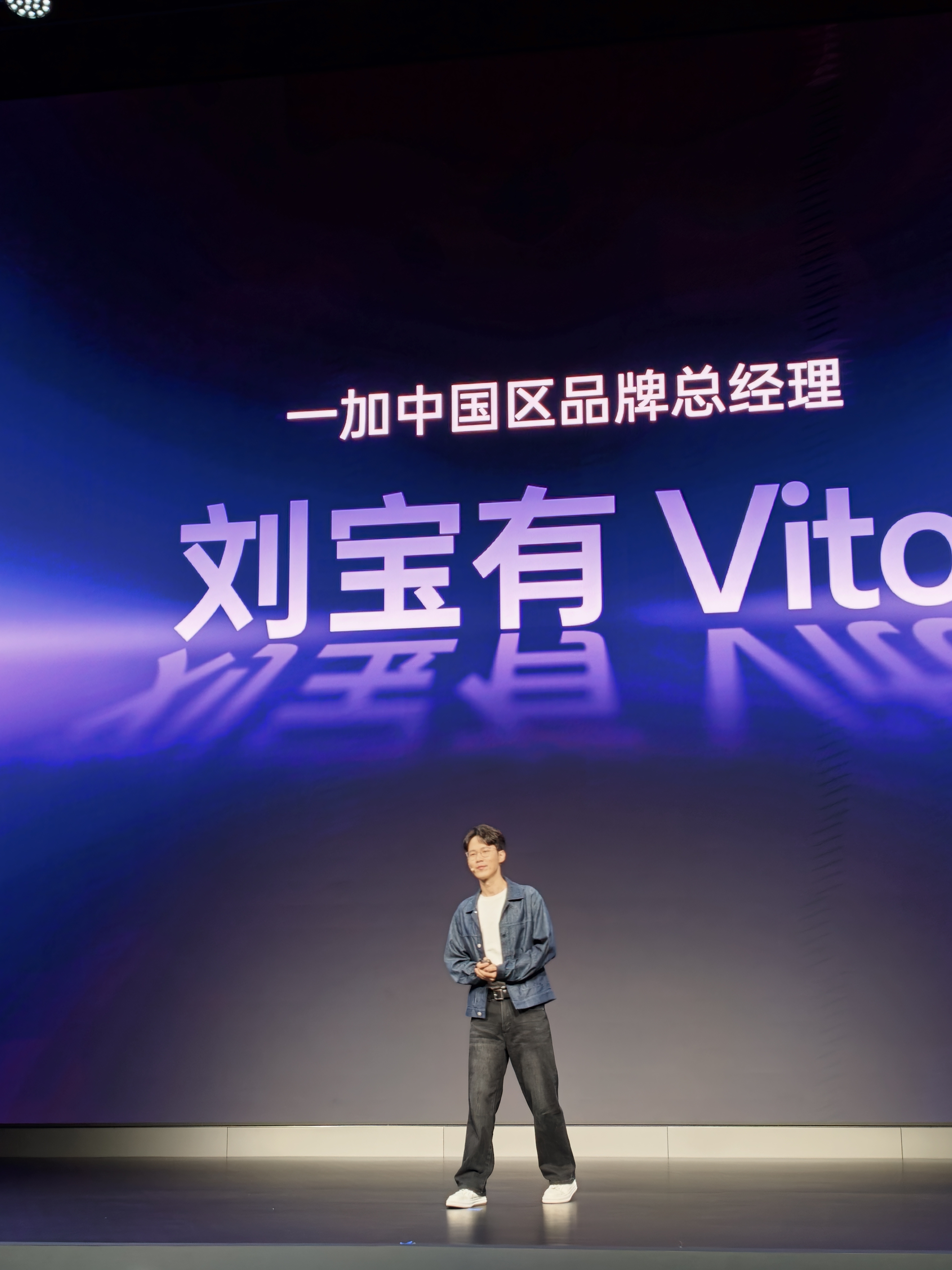 今天来东莞OPPO 滨海湾，来看看一加 16最新进展首先回顾了一下一加 15引领