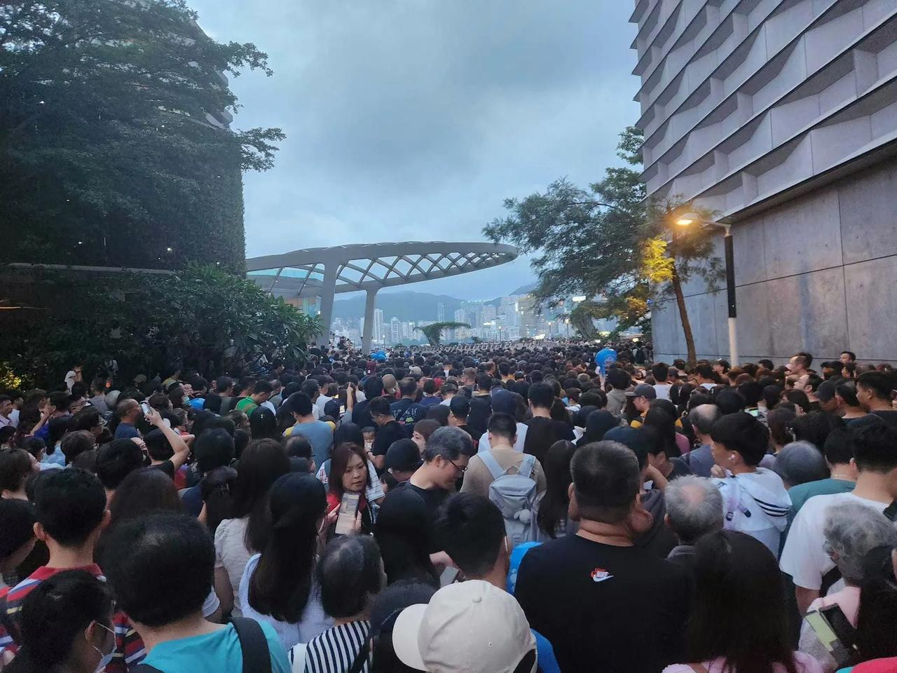 今天晚上，在尖沙咀海滨看全球首场多啦A梦无人机汇演的人们。