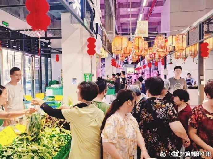 【重庆轨道站里也能逛农贸集市】9号线丛岩寺站开起便民集市 近日，重庆轨道交通9号