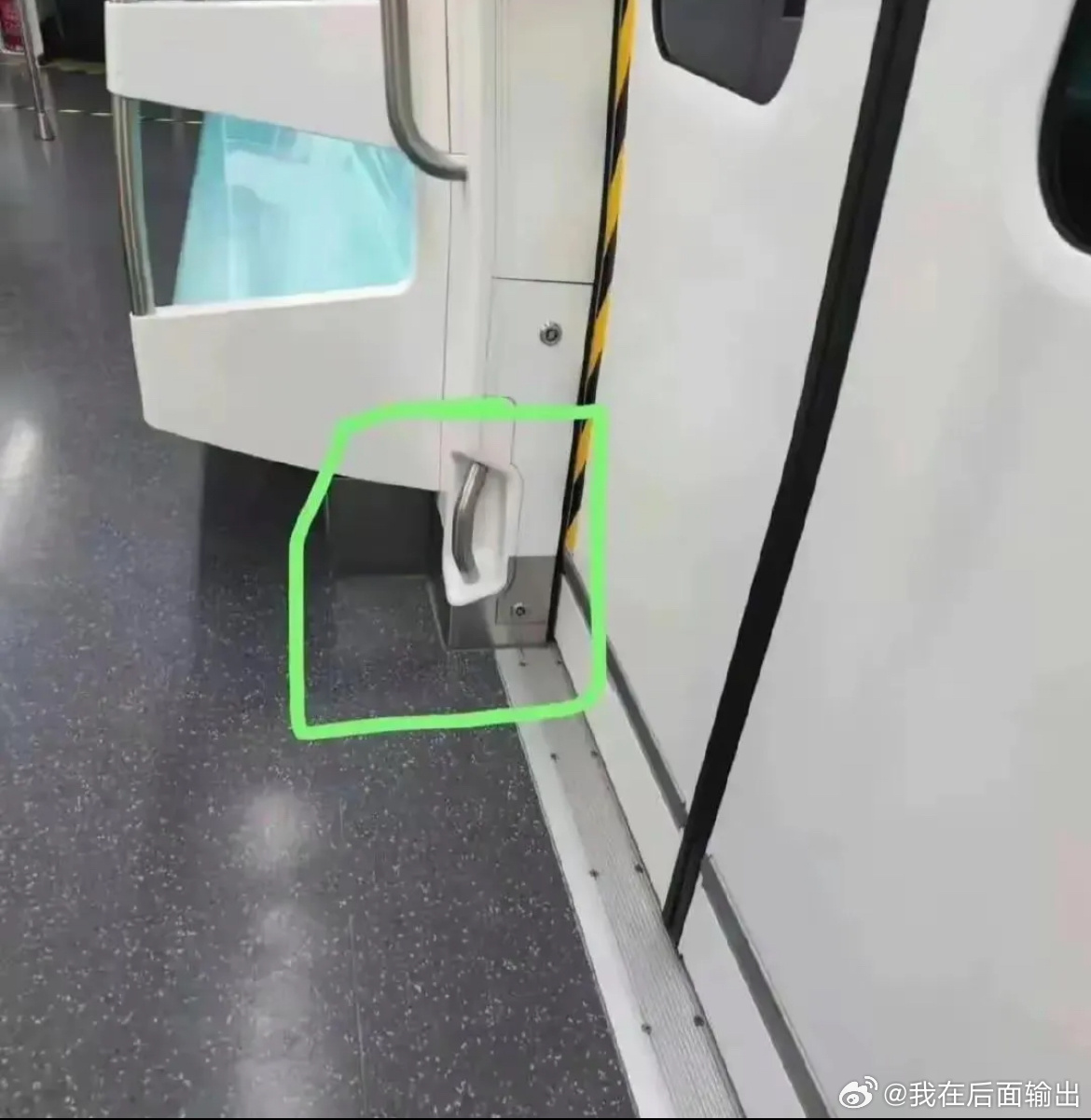 Threads上疯传萌照，地铁把手原来是这么用的