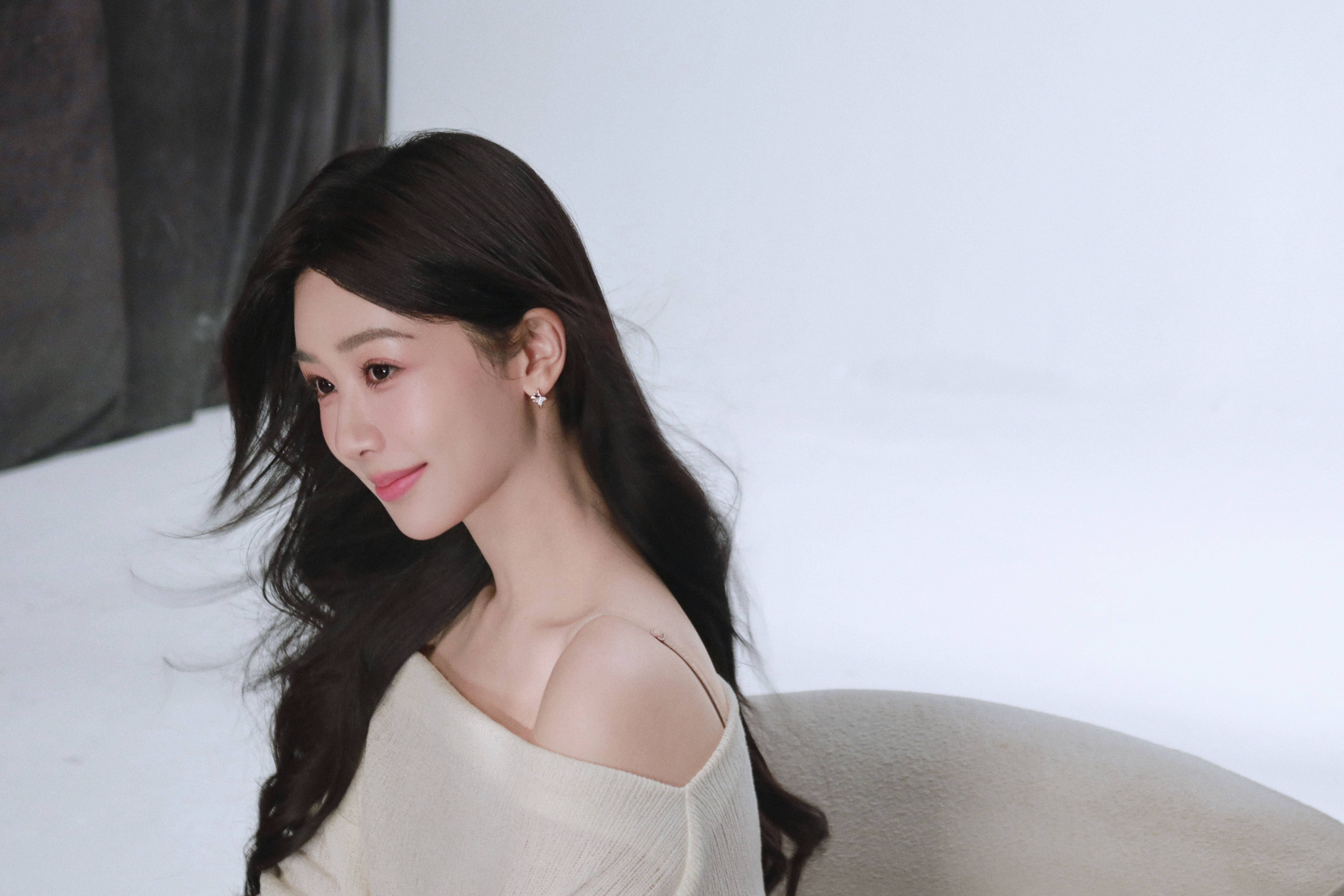 杨紫自在享受杨紫自洽 杨紫长发白裙造型，初春的阳光勾勒自然轮廓，自在享受自洽于心