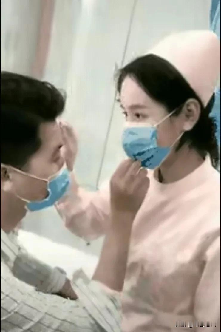 男子脸上不小心被玻璃刮到了，来医院上药，女护士温柔的给男子涂药。 男子觉得女护士