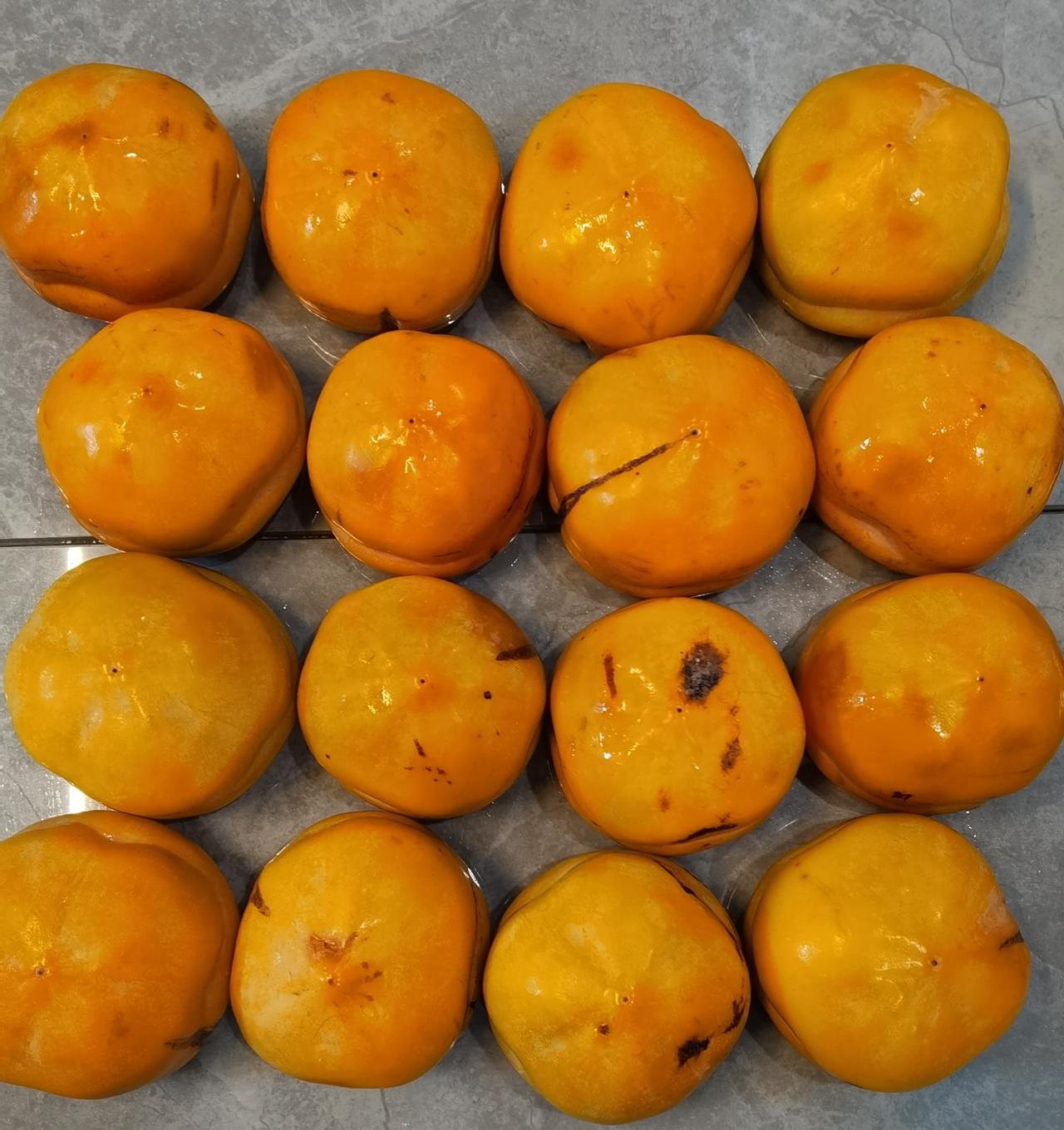 被快递暴力揉碎的父爱。

老家门前有一棵柿子树，每到秋天，柿子树上便结了很多金黄