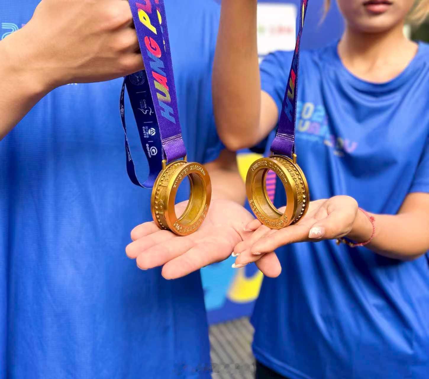 2025广州黄埔马拉松奖牌和参赛服装曝光。只有我觉得这奖牌挺好的么？跑步广州黄埔