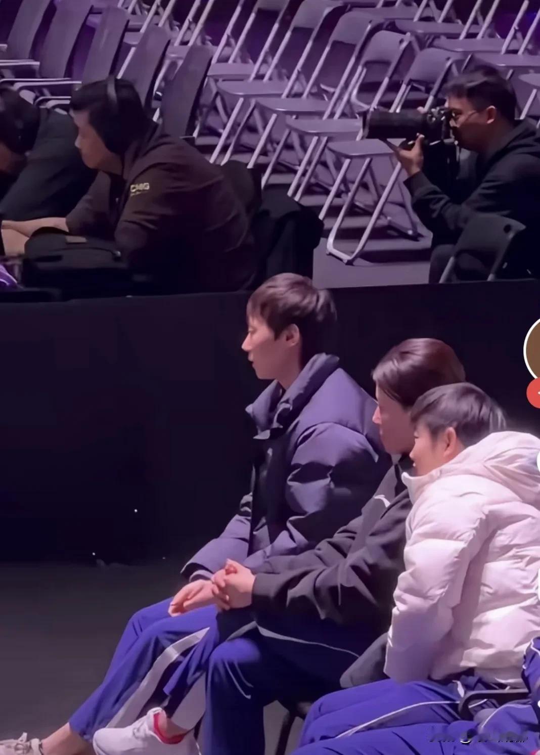 乒乓球女子世界第一、第二、第三一起观战，为蒯曼加油，场面十分难得！
    中国