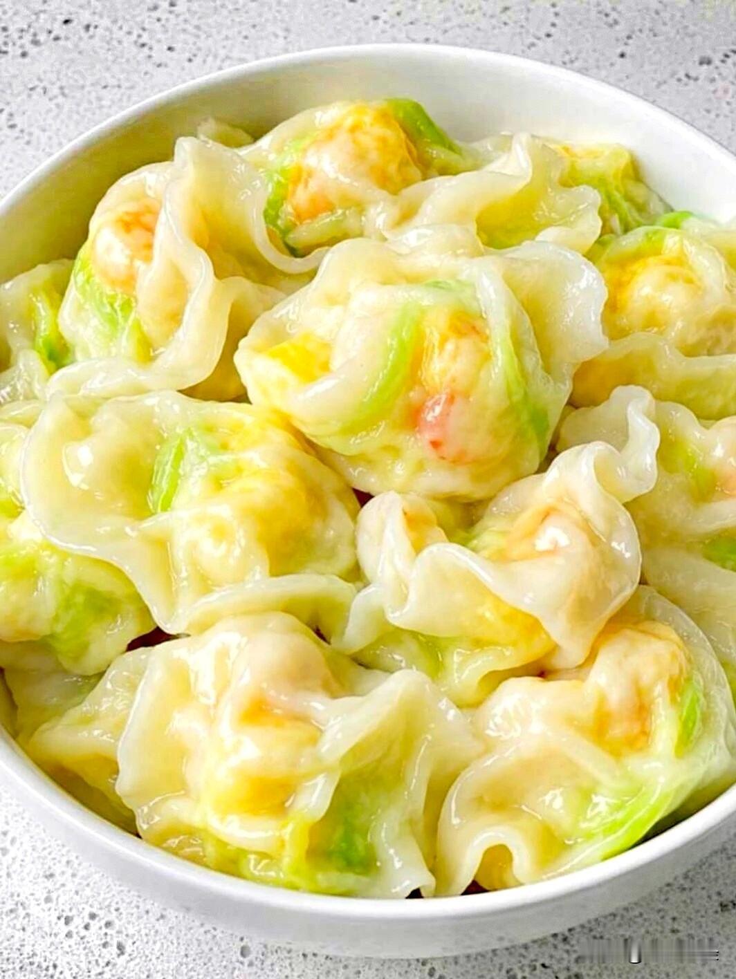 西葫芦虾饺。
和面时加个鸡蛋、少许盐，揉出来的面更筋道，煮出来不破皮。
[大笑]
