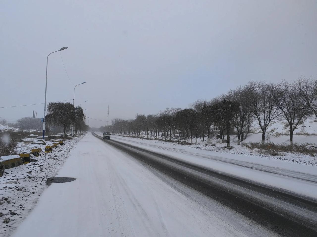 乌鲁木齐又下雪了，看起来是小雪，但下得又细又密，积起来也很快。冬天一到下雪的时候