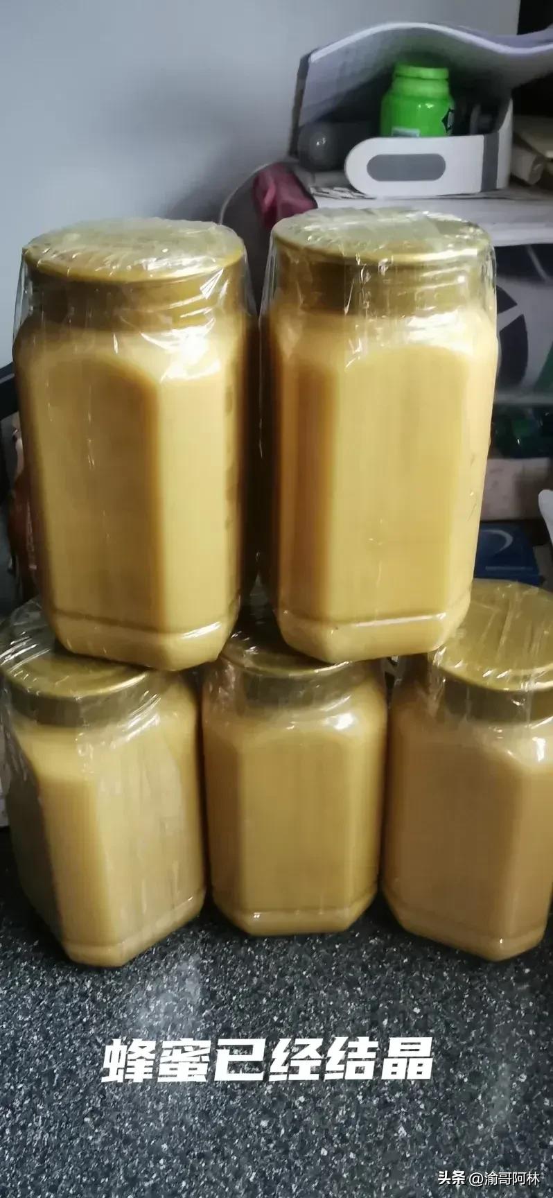 这才是没有喂过白糖的蜂蜜，纯的土蜂蜜，跟你以前可能买到的蜂蜜大不同，
这也是我自