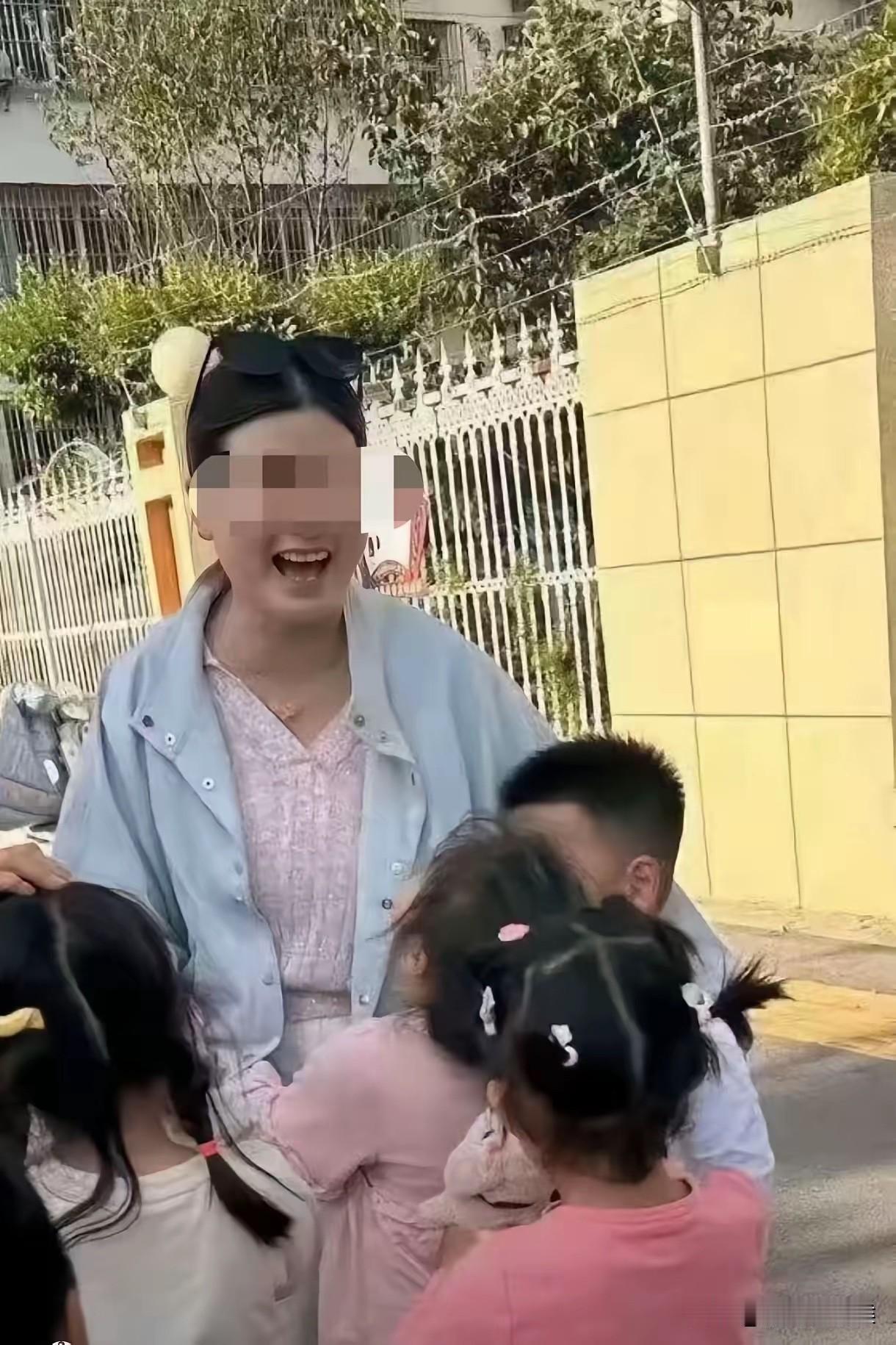 终于有照片了！
​
幼儿园热熔胶事件，

网友很关心这位老师

会不会换个城市继