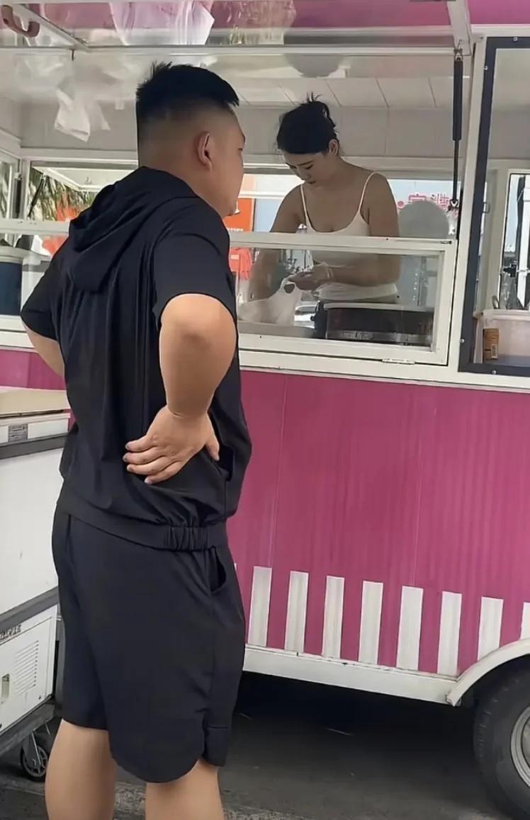 大哥确实饿了，不像假的，想吃肉肉